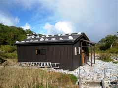 空木岳下の避難小屋